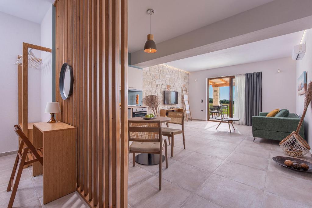 TV a/nebo společenská místnost v ubytování Mint Retreat Suites