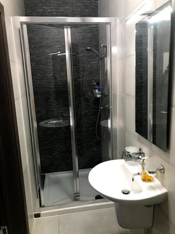 Koupelna v ubytování Luqa Apartment - 5 mins from Airport