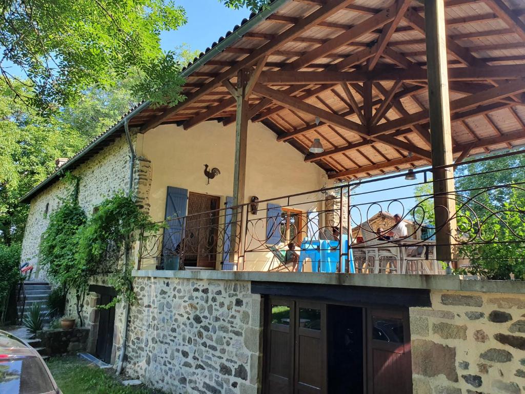 un patio extérieur avec une pergola en bois dans l'établissement Longère lotoise 5 chambres, à Sénaillac-Latronquière