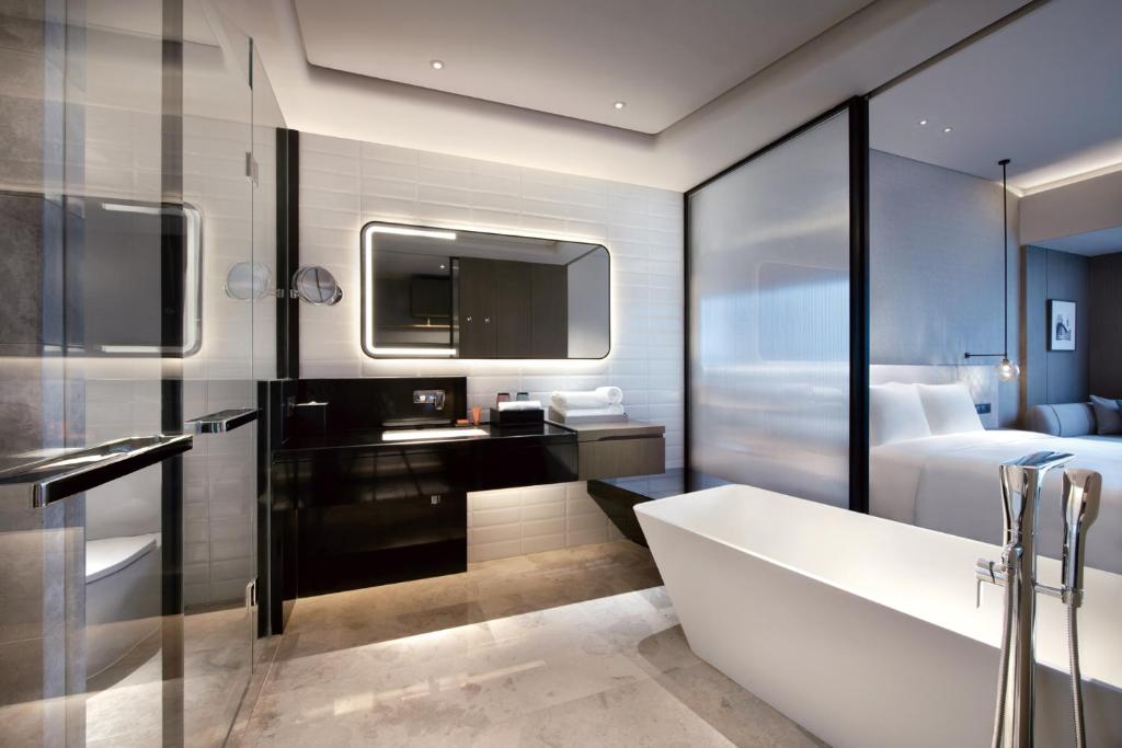 Koupelna v ubytování Crowne Plaza Shenzhen World Exhibition and Convention Center by IHG