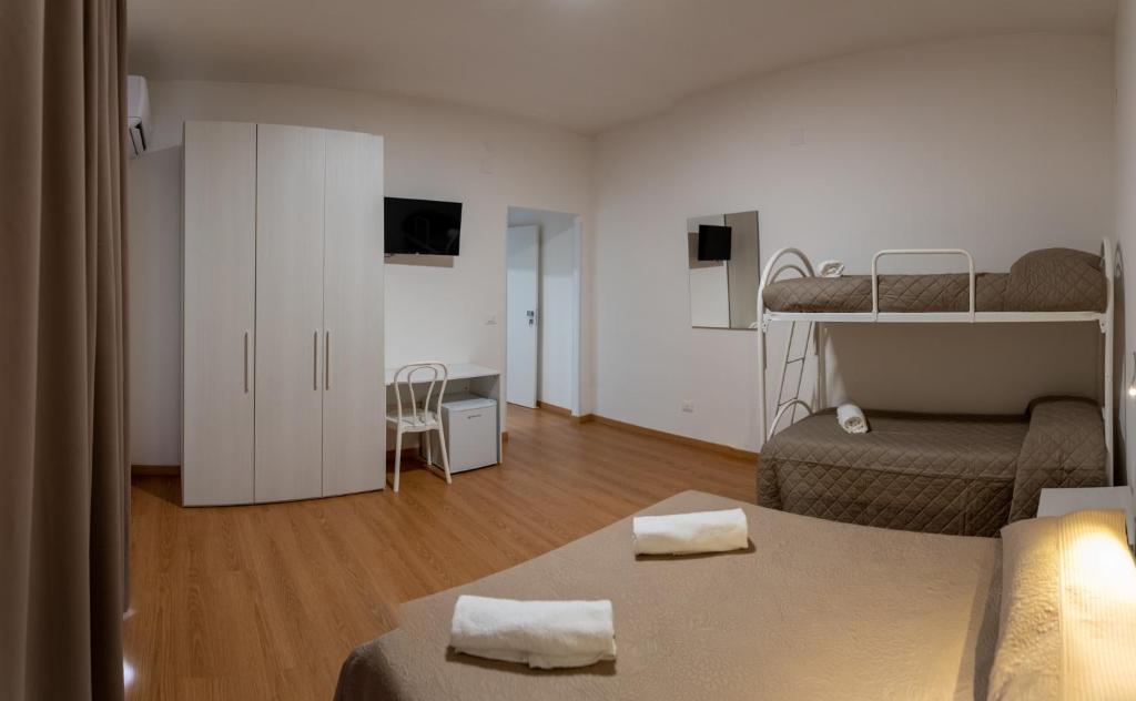 una camera con 2 letti a castello e un soggiorno di Prestige house a Scalea