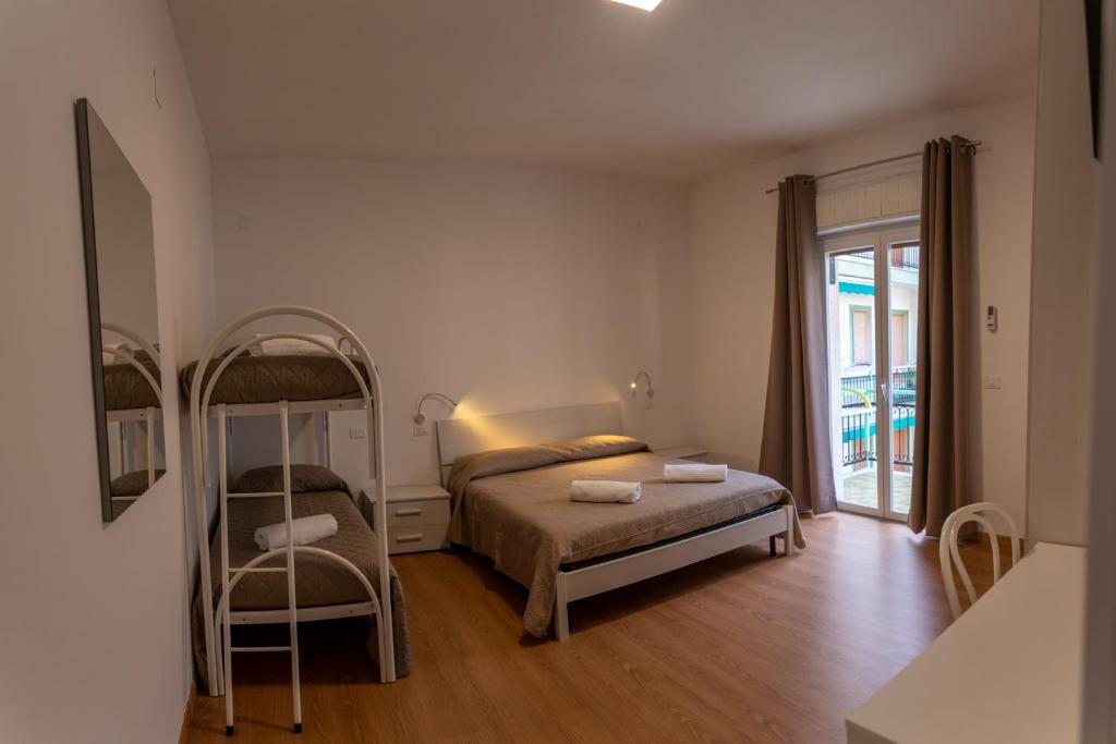 una camera da letto con un letto e una grande finestra di Prestige house a Scalea