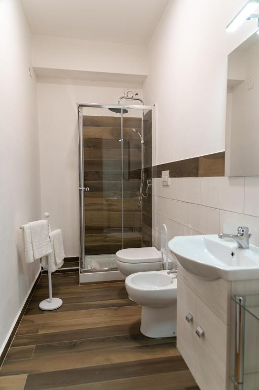 un bagno con wc, lavandino e doccia di Prestige house a Scalea