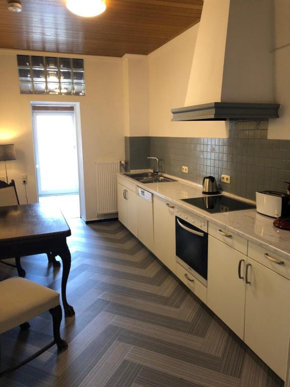 Kuchyň nebo kuchyňský kout v ubytování bensons hotel