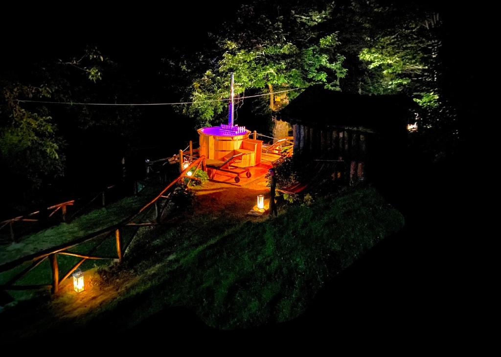 una vista nocturna de una casa con luces en la oscuridad en B&B La Presa en Molino del Pallone