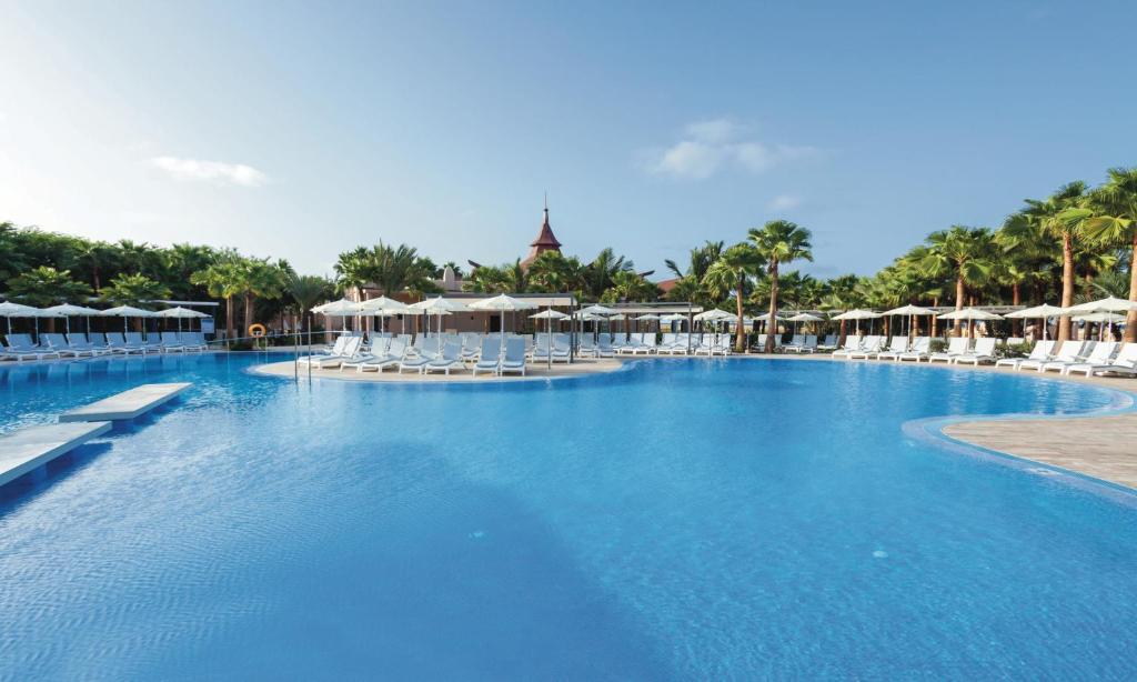 Bazén v ubytování Hotel Riu Cabo Verde - Adults Only - All Inclusive nebo v jeho okolí