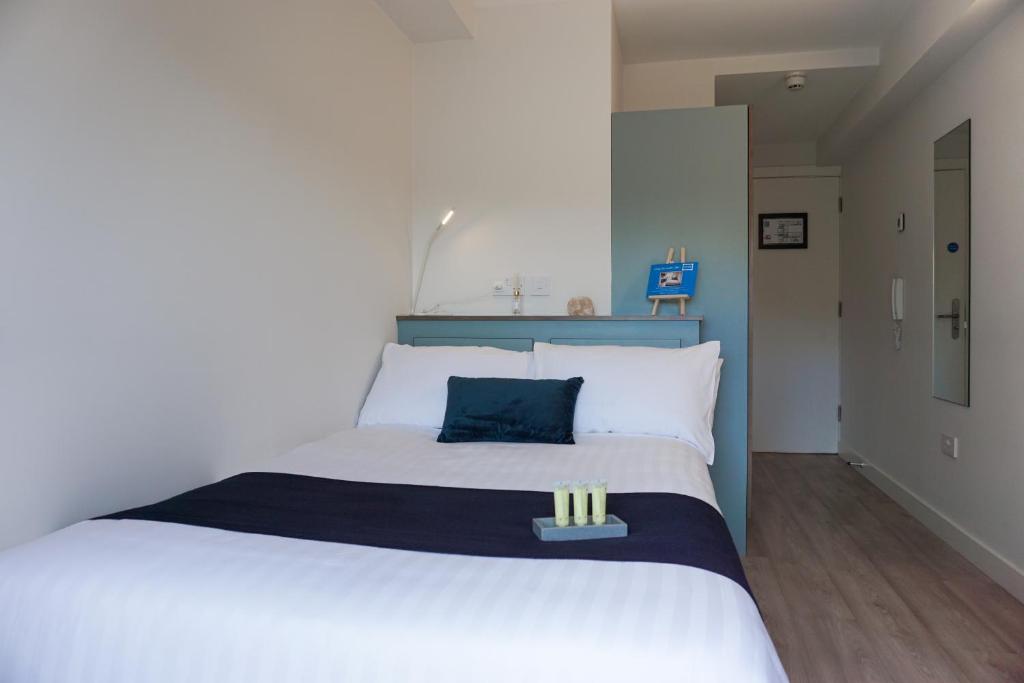 Giường trong phòng chung tại Swuite Dublin