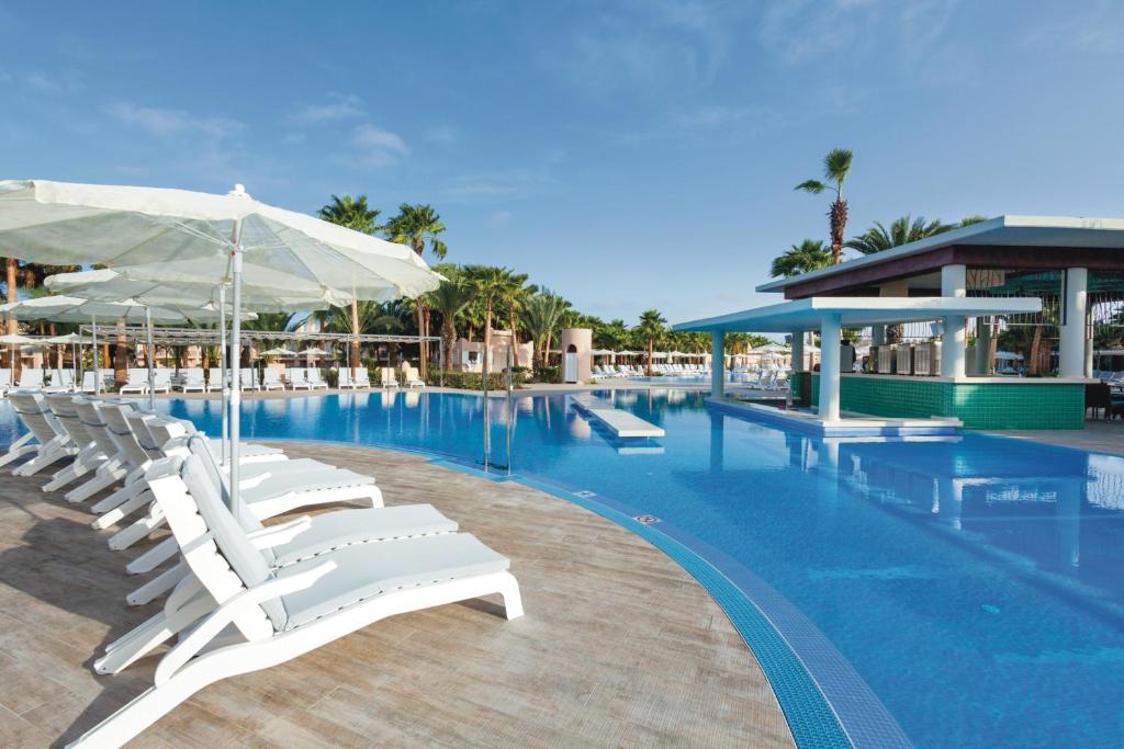 Bazén v ubytování Hotel Riu Cabo Verde - Adults Only - All Inclusive nebo v jeho okolí