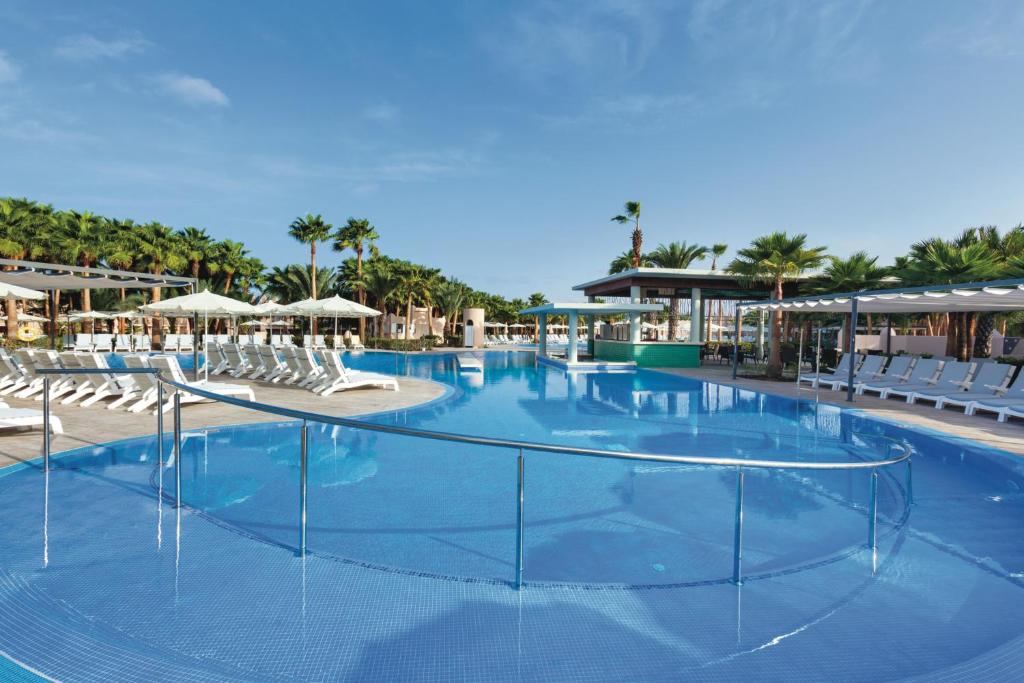 Bazén v ubytování Hotel Riu Cabo Verde - Adults Only - All Inclusive nebo v jeho okolí