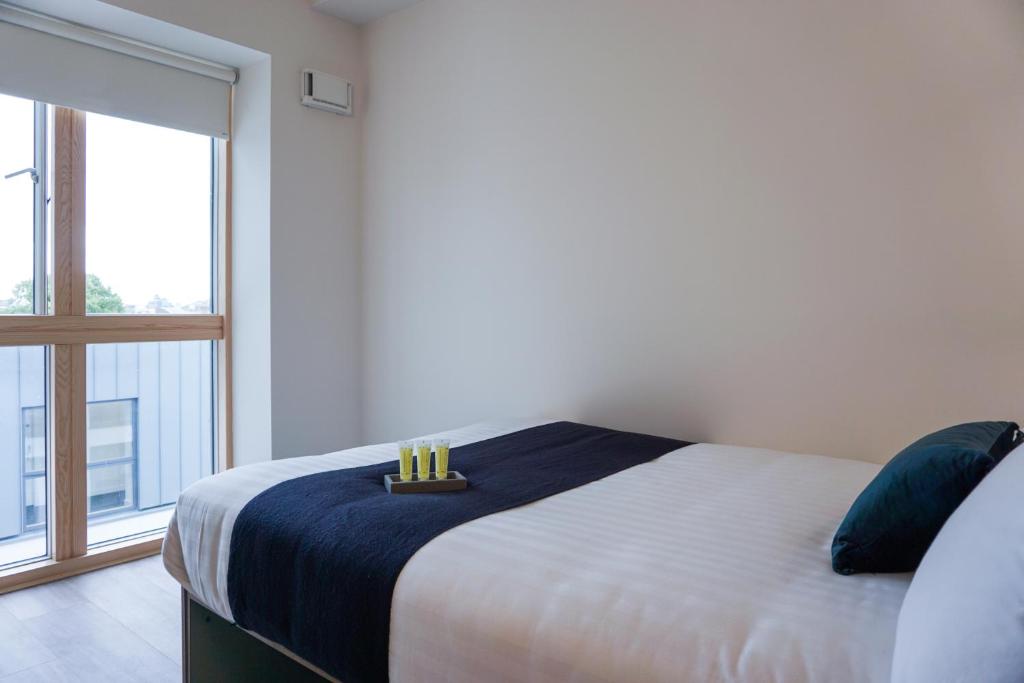 Giường trong phòng chung tại Swuite Dublin