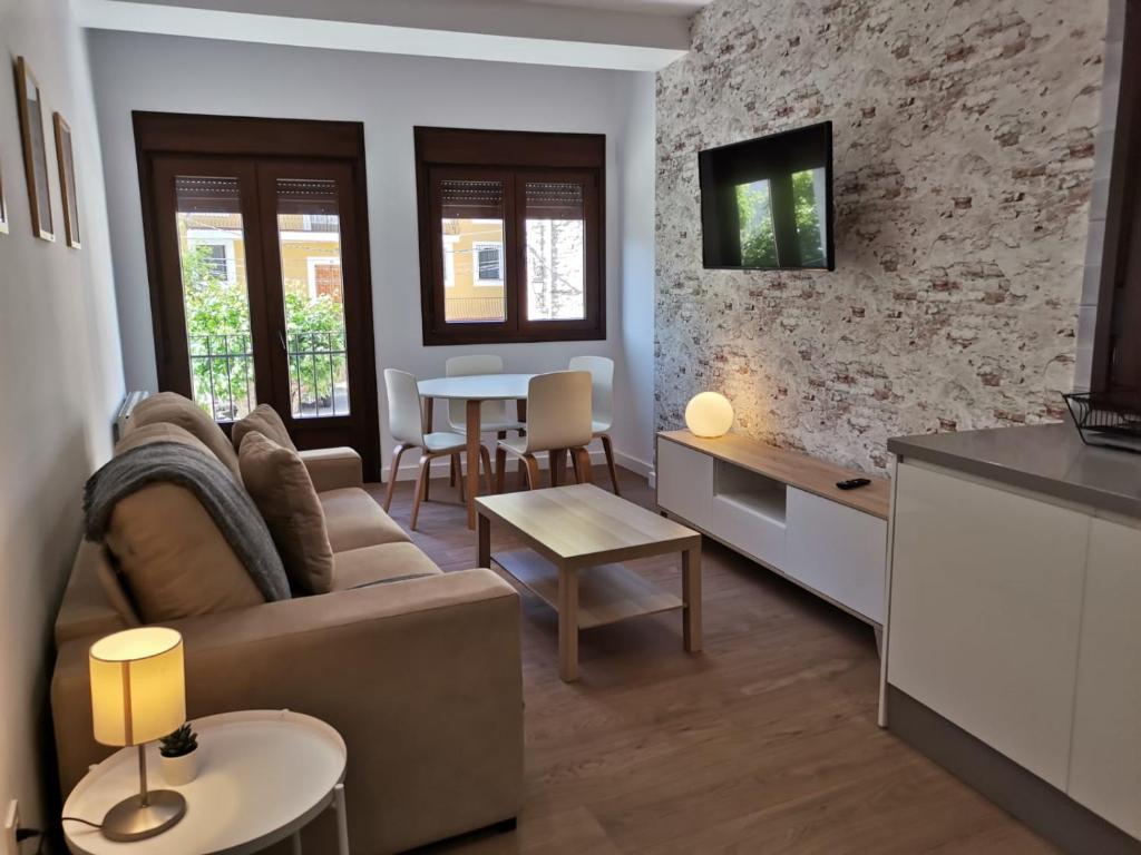 un soggiorno con un divano e un tavolo di Vivienda Turística Cumbre de Pontones a Pontones
