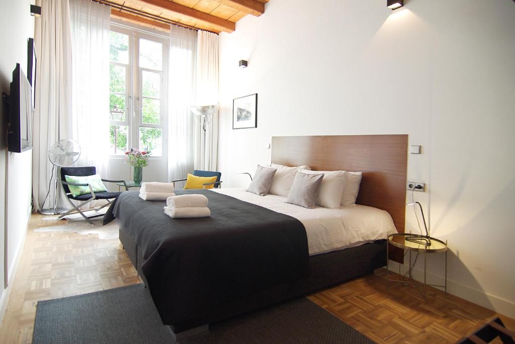 阿姆斯特丹的住宿－Stuart Luxury Rooms，一间卧室,卧室内配有一张大床