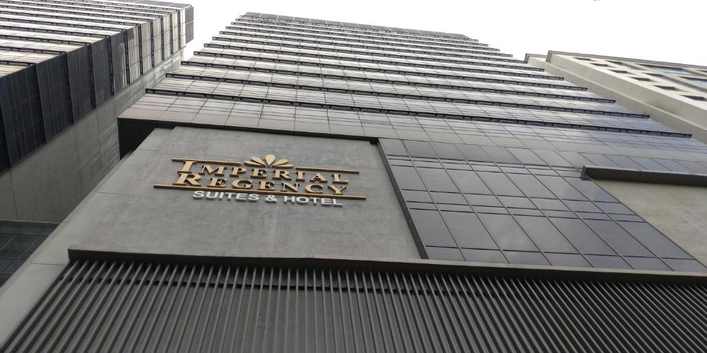 un cartello sul lato di un palazzo alto di Imperial Regency Suites & Hotel Petaling Jaya a Kuala Lumpur