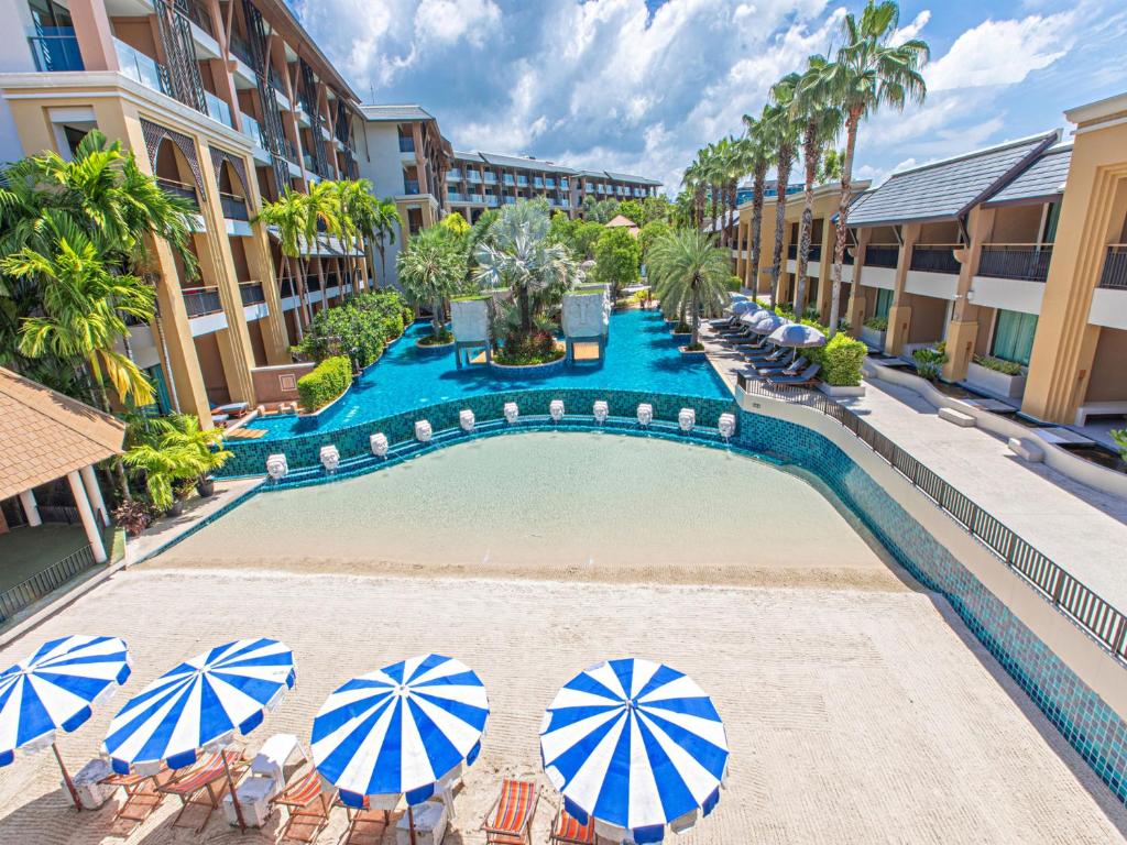 Der Swimmingpool an oder in der Nähe von Rawai Palm Beach Resort - SHA Extra Plus