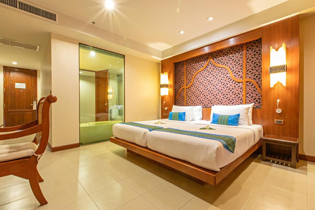 Ein Bett oder Betten in einem Zimmer der Unterkunft Rawai Palm Beach Resort - SHA Extra Plus