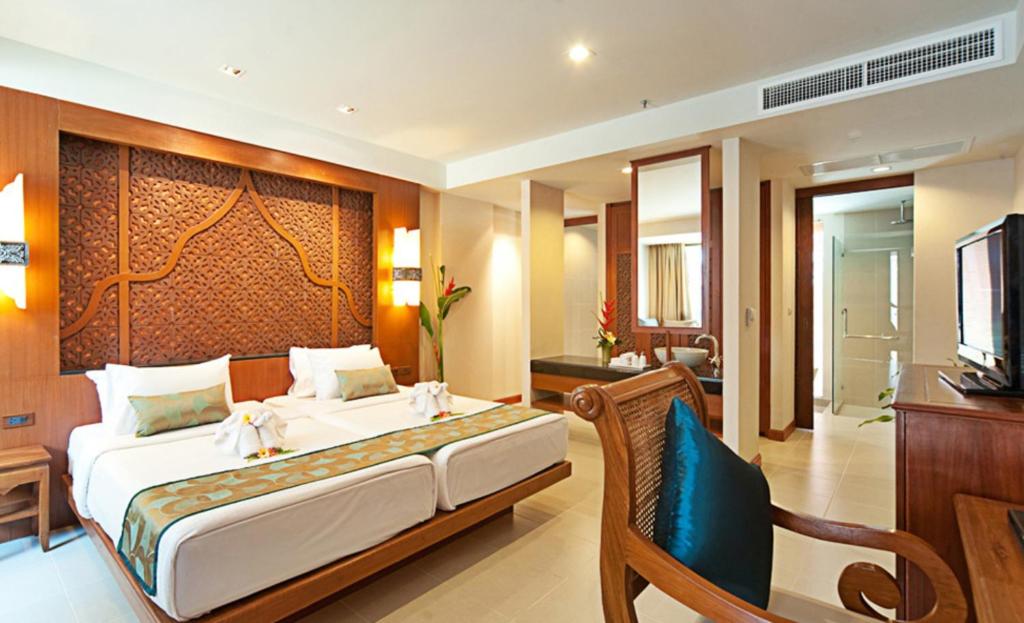 Ein Bett oder Betten in einem Zimmer der Unterkunft Rawai Palm Beach Resort - SHA Extra Plus