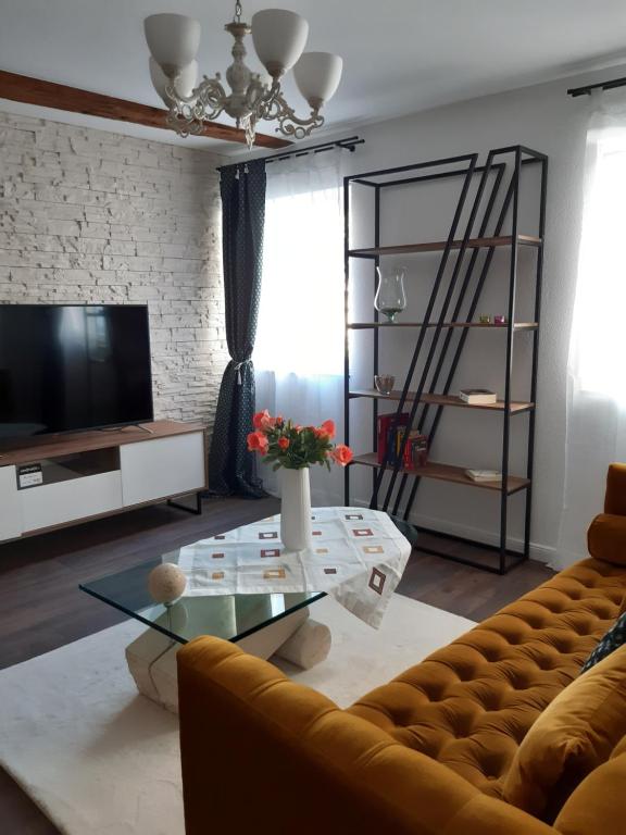 een woonkamer met een bank en een salontafel bij Rome Apartment in Rheineck