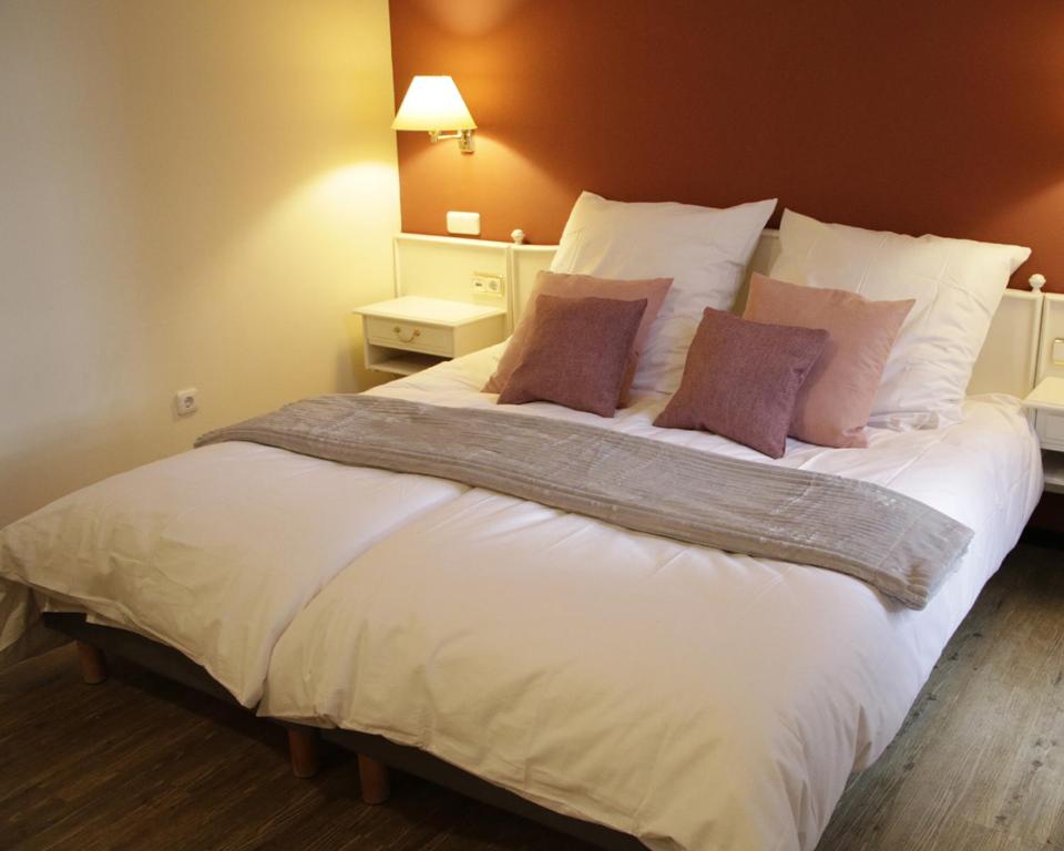 1 dormitorio con 1 cama grande y 2 almohadas en Z&B Hotel, en Trier