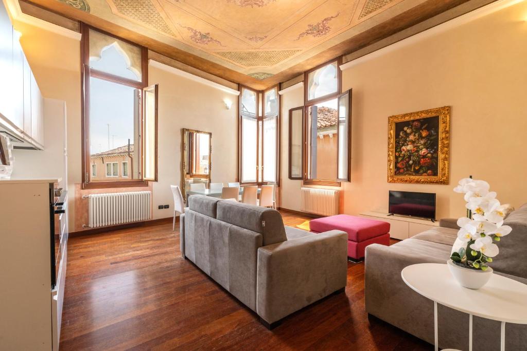 sala de estar con sofá y mesa en Doge Morosini Palace, en Venecia