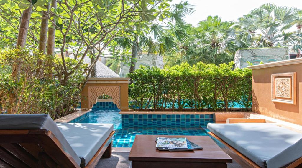 Blick auf den Pool von der Terrasse des Resorts in der Unterkunft Rawai Palm Beach Resort - SHA Extra Plus in Rawai Beach