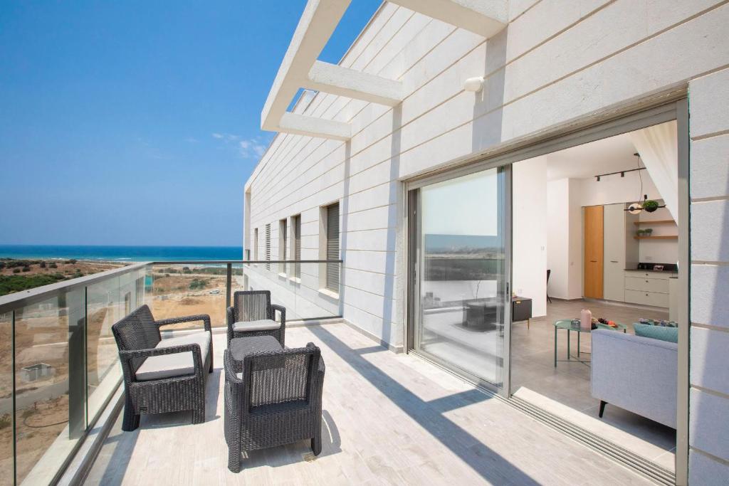 Haus mit Balkon und Meerblick in der Unterkunft Stylish Penthouse Apartment Close to Akhziv Beach by Sea N' Rent in Naharija