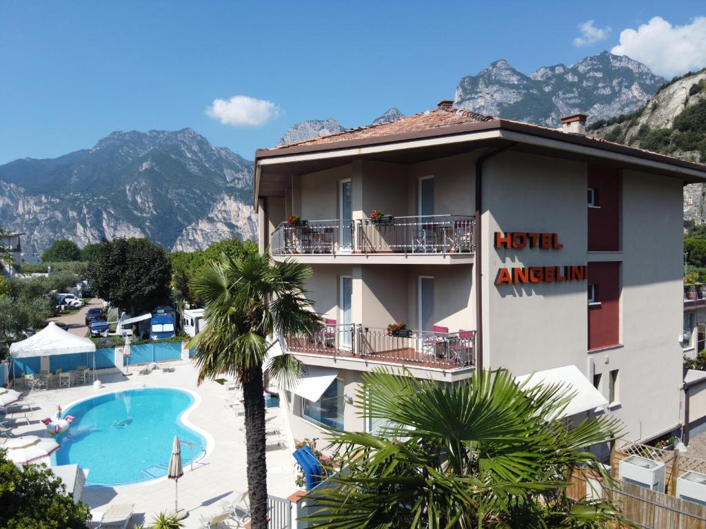 Nespecifikovaný výhled na hory nebo výhled na hory při pohledu z hotelu
