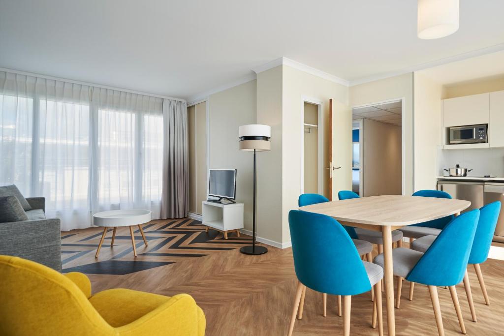 Kuchyň nebo kuchyňský kout v ubytování Aparthotel Adagio Porte de Versailles