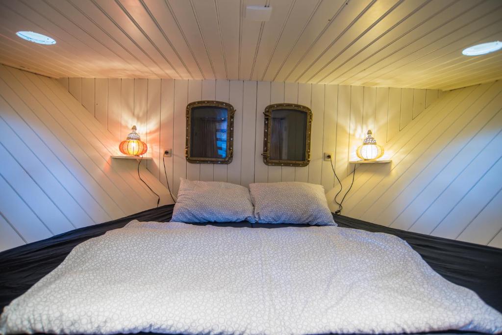 
A bed or beds in a room at Private Houseboat in the heart of Amsterdam
