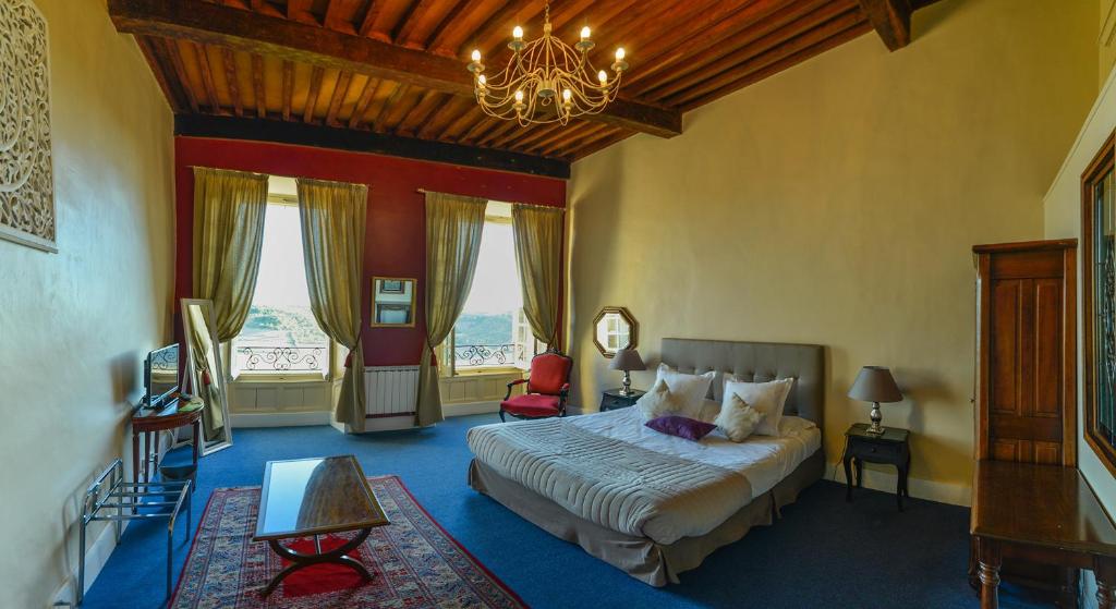 Postel nebo postele na pokoji v ubytování Hotel Raymond VII