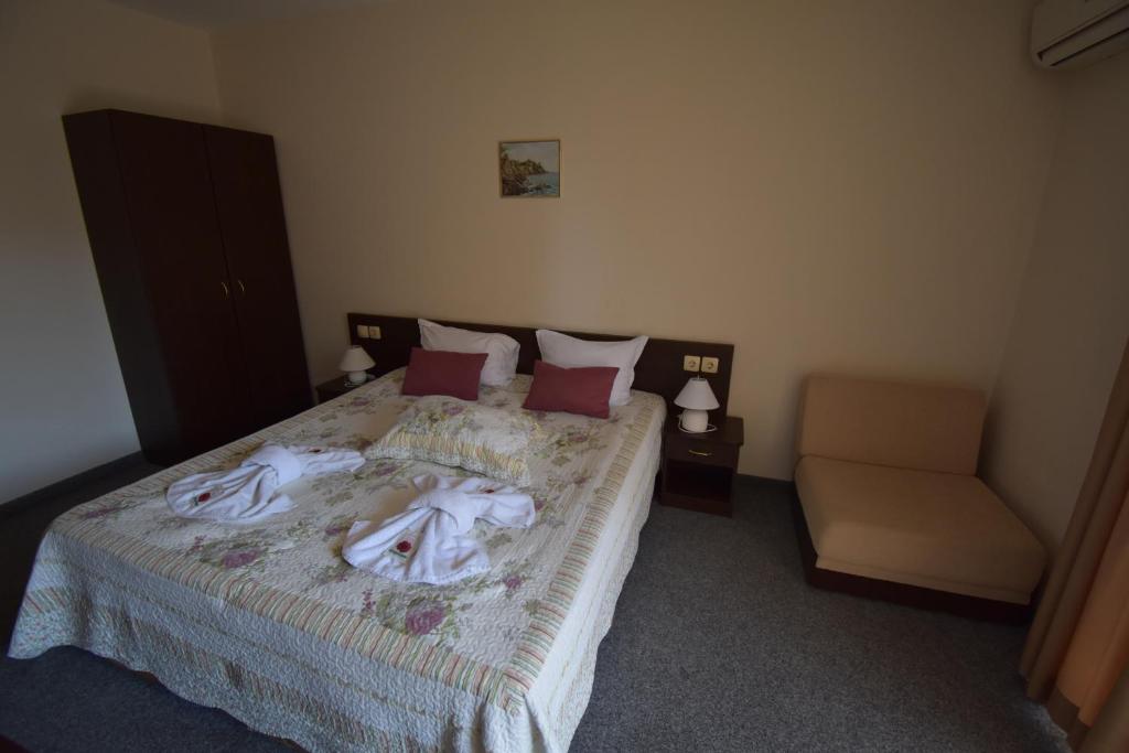 Postel nebo postele na pokoji v ubytování Kandrovi Sozopol