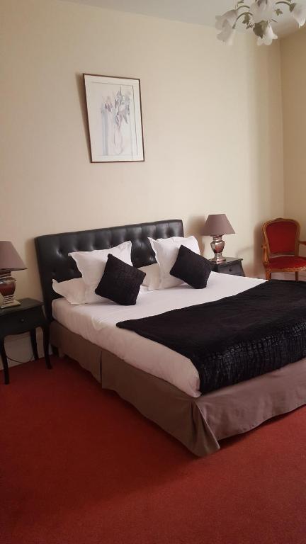 Postel nebo postele na pokoji v ubytování Hotel Raymond VII