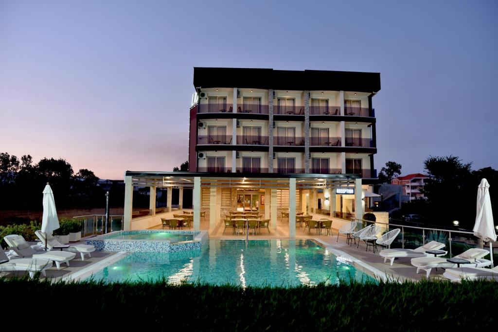 Bazén v ubytování Hotel Lion nebo v jeho okolí