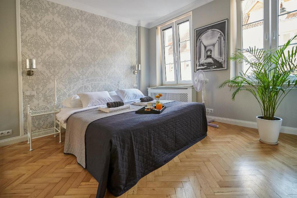 En eller flere senge i et værelse på Dom Burmistrza