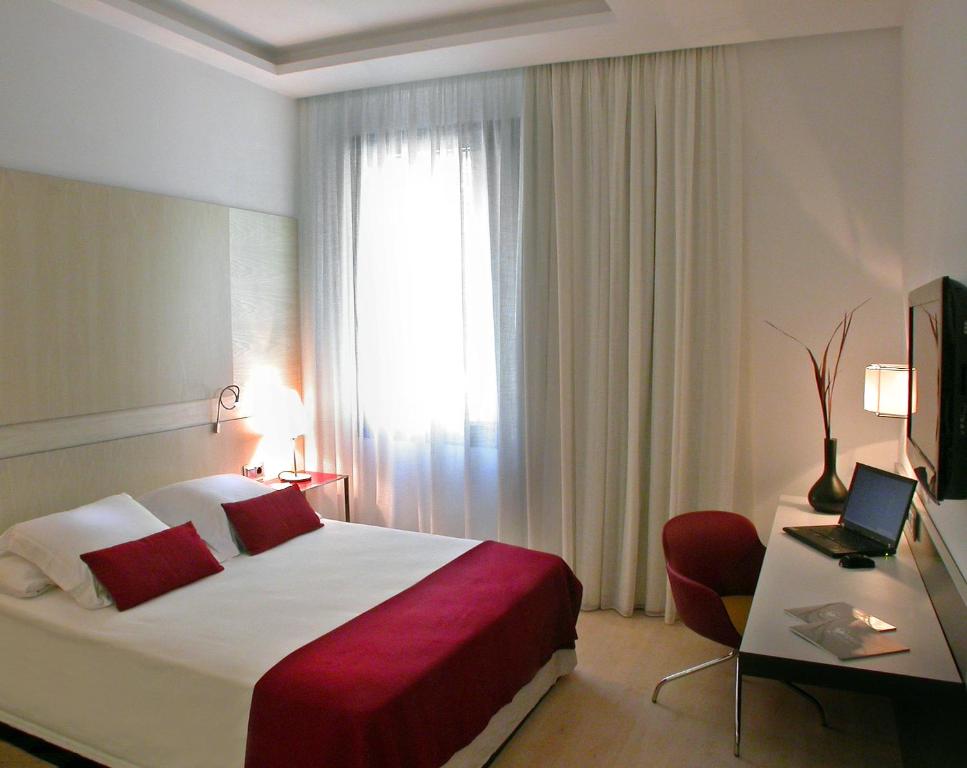 Postel nebo postele na pokoji v ubytování Grupotel Gran Via 678