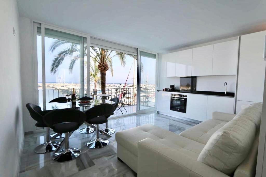 Kuchyň nebo kuchyňský kout v ubytování First Line Puerto Banus Harbour, 3 bedroom Luxury Apartment, Marbella