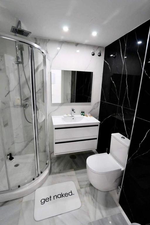 Koupelna v ubytování First Line Puerto Banus Harbour, 3 bedroom Luxury Apartment, Marbella