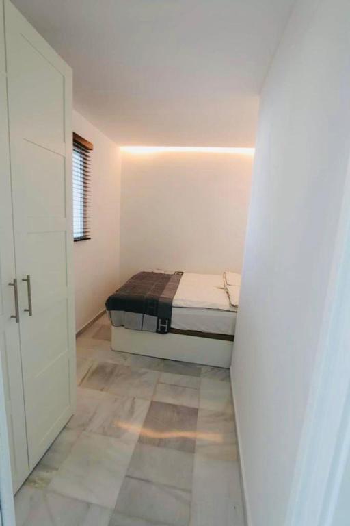 Postel nebo postele na pokoji v ubytování First Line Puerto Banus Harbour, 3 bedroom Luxury Apartment, Marbella