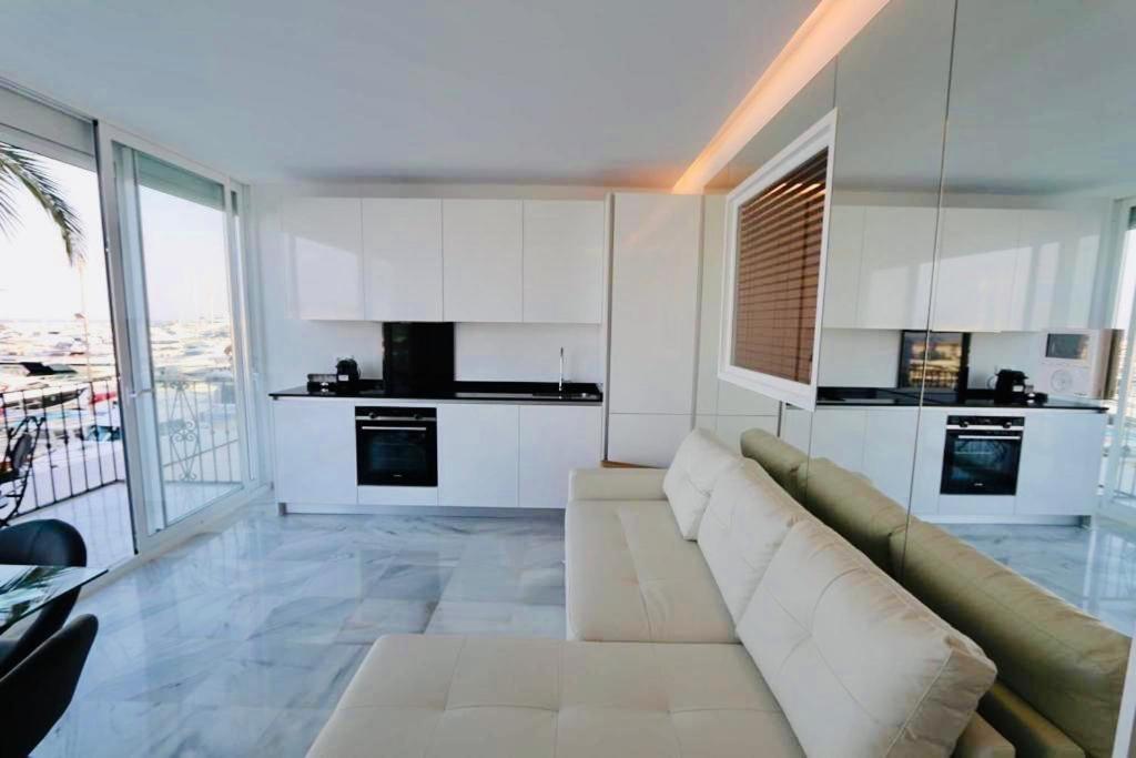 Kuchyň nebo kuchyňský kout v ubytování First Line Puerto Banus Harbour, 3 bedroom Luxury Apartment, Marbella