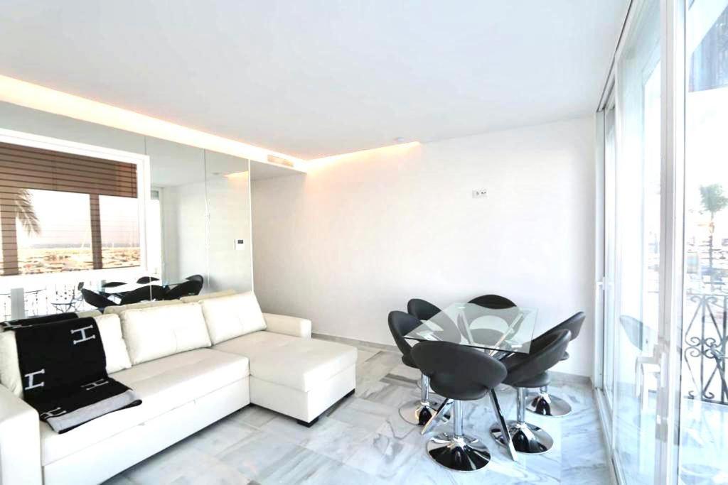 Posezení v ubytování First Line Puerto Banus Harbour, 3 bedroom Luxury Apartment, Marbella