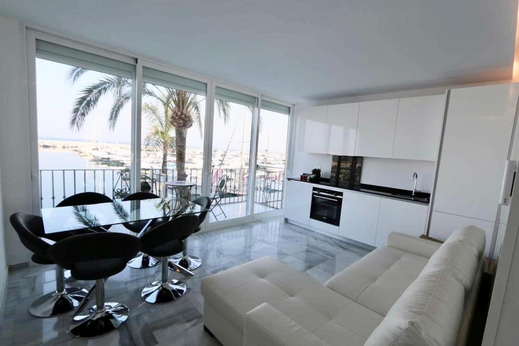 Kuchyň nebo kuchyňský kout v ubytování First Line Puerto Banus Harbour, 3 bedroom Luxury Apartment, Marbella