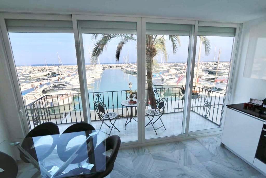 Balkón nebo terasa v ubytování First Line Puerto Banus Harbour, 3 bedroom Luxury Apartment, Marbella