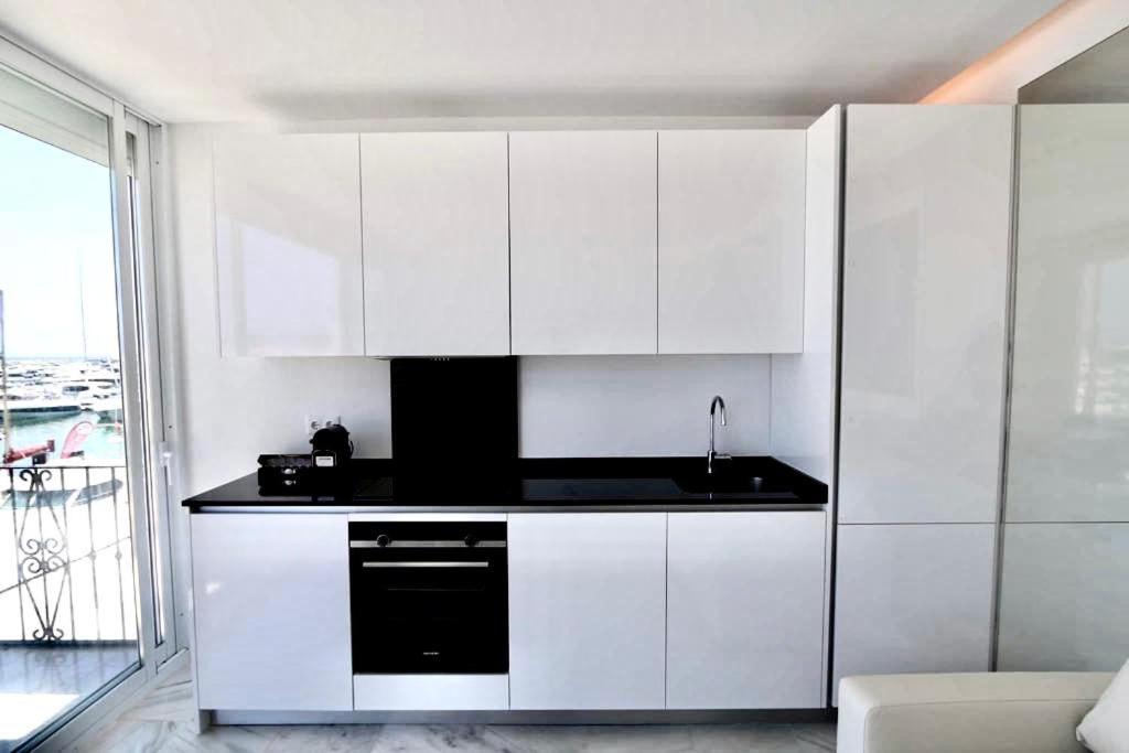 Kuchyň nebo kuchyňský kout v ubytování First Line Puerto Banus Harbour, 3 bedroom Luxury Apartment, Marbella
