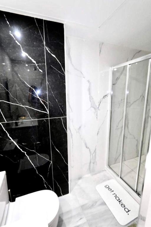 Koupelna v ubytování First Line Puerto Banus Harbour, 3 bedroom Luxury Apartment, Marbella