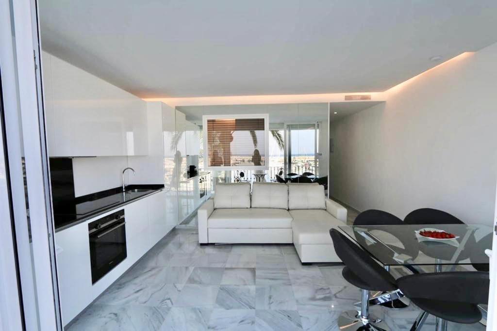 Kuchyň nebo kuchyňský kout v ubytování First Line Puerto Banus Harbour, 3 bedroom Luxury Apartment, Marbella