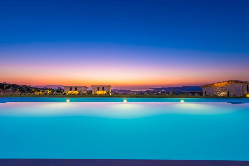 Bazén v ubytování Mint Retreat Suites nebo v jeho okolí
