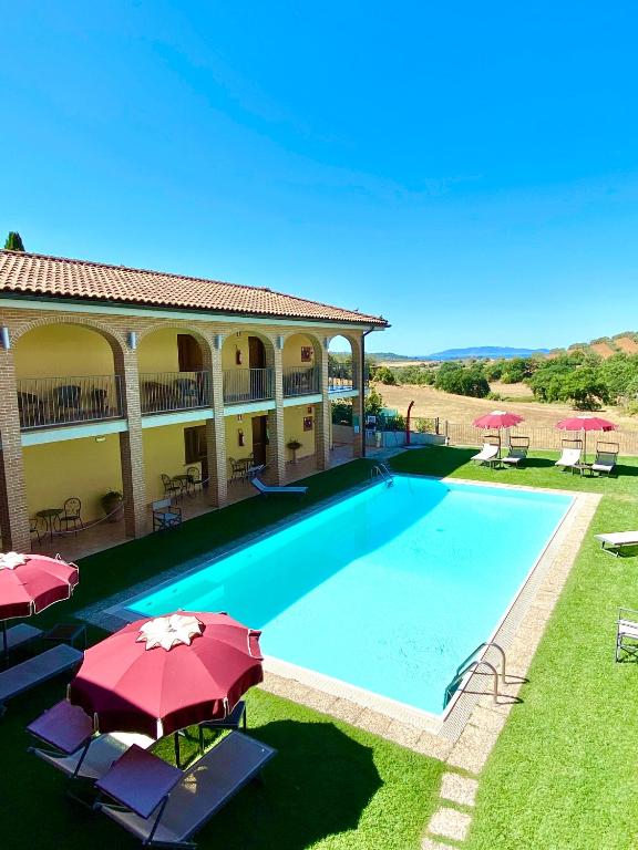obraz basenu z parasolami w obiekcie Hotel Ristorante Le Querciolaie dei Ricci w mieście Fonteblanda