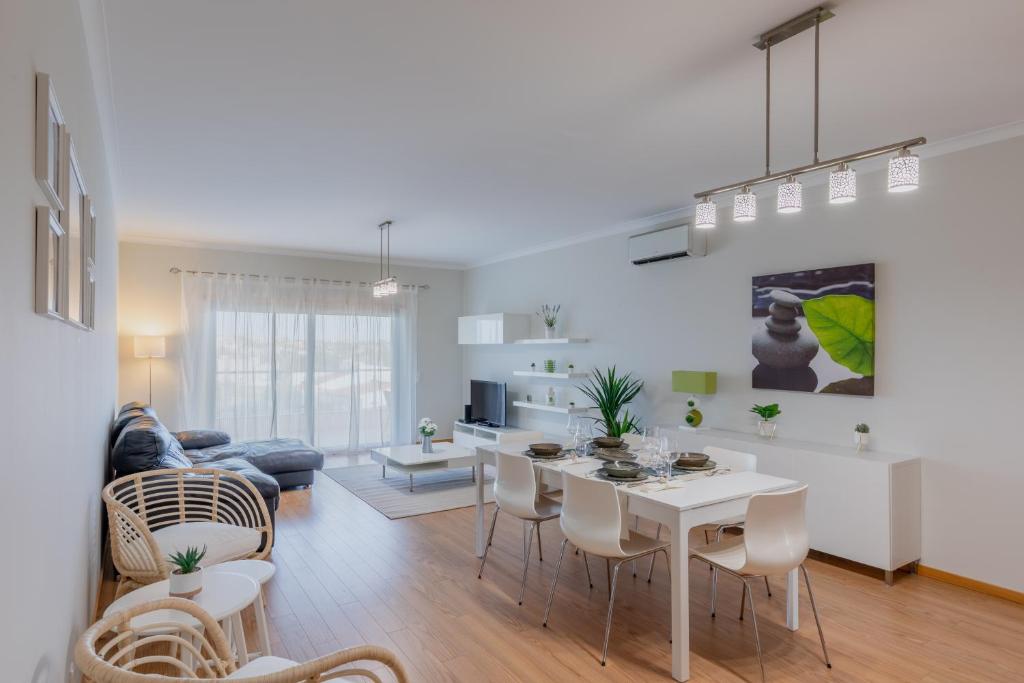 a kitchen and living room with a table and chairs at Apartamento 7 Mares in Sagres