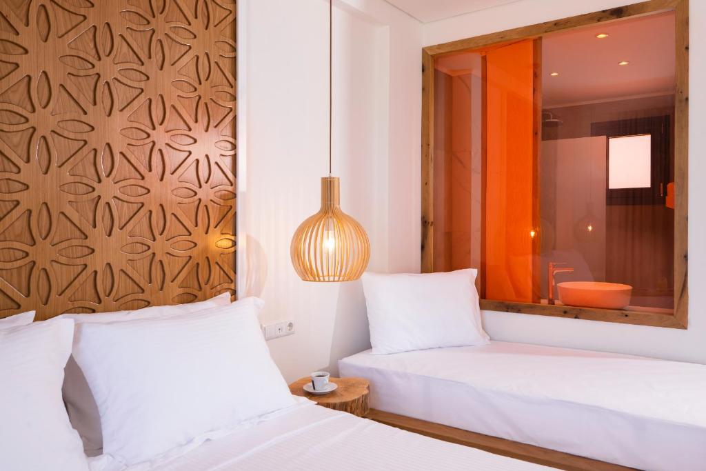 Postel nebo postele na pokoji v ubytování Acron Suites