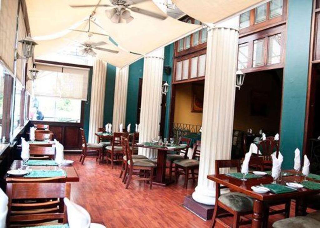 Un restaurante o sitio para comer en Sleep Inn Paseo Las Damas