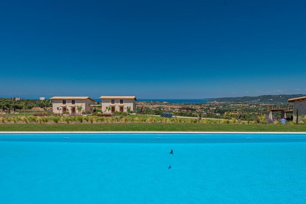 Bazén v ubytování Mint Retreat Suites nebo v jeho okolí